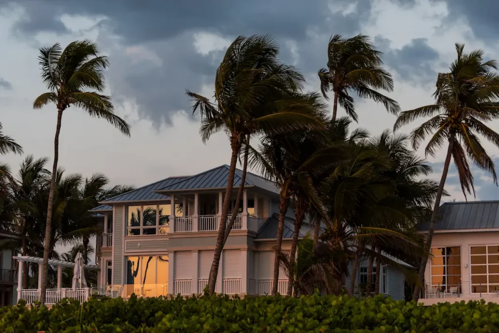 florida-home-storm-rolling-in